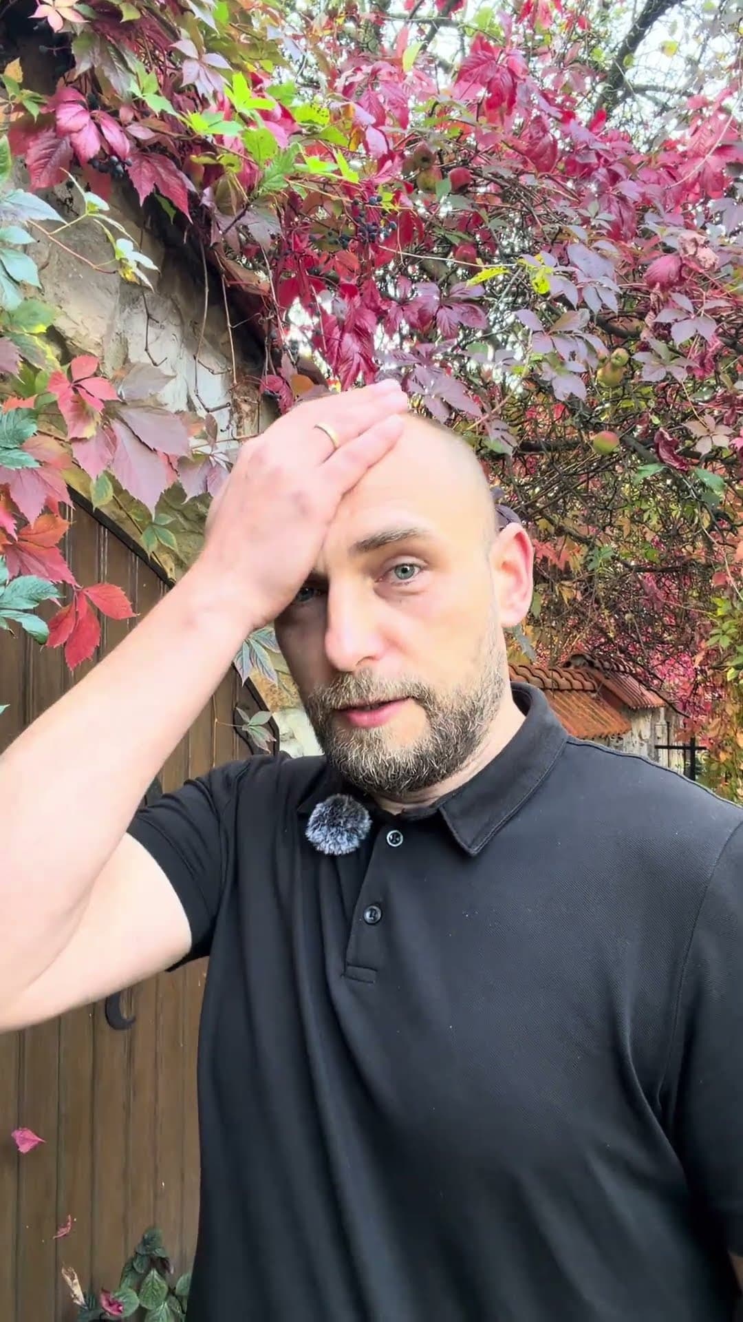 Okładka shorta: Yarn jest deprecated - Piotr Gałaś łapie się za głowę
