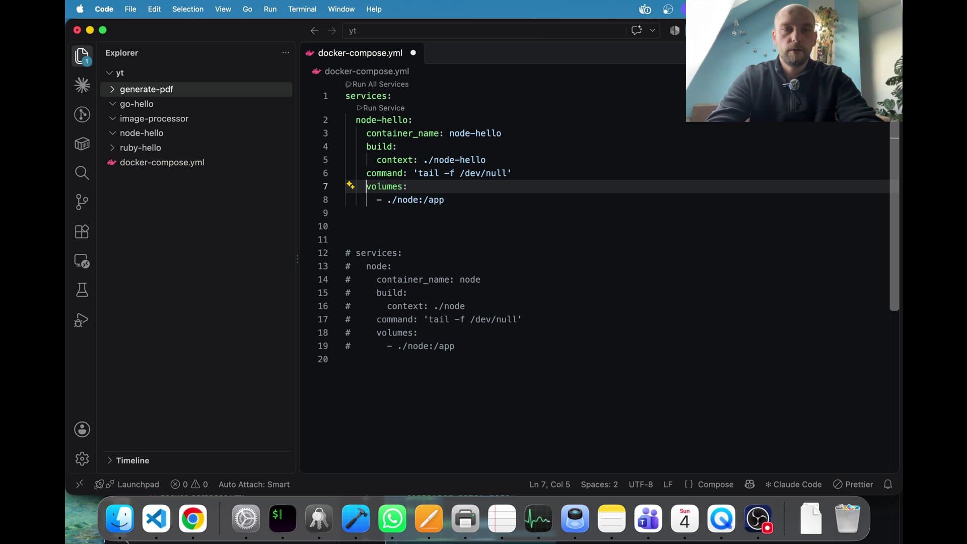 Plik docker-compose.yml z serwisem node-hello otwarty w Visual Studio Code — container_name, build context, command tail -f /dev/null i volumes