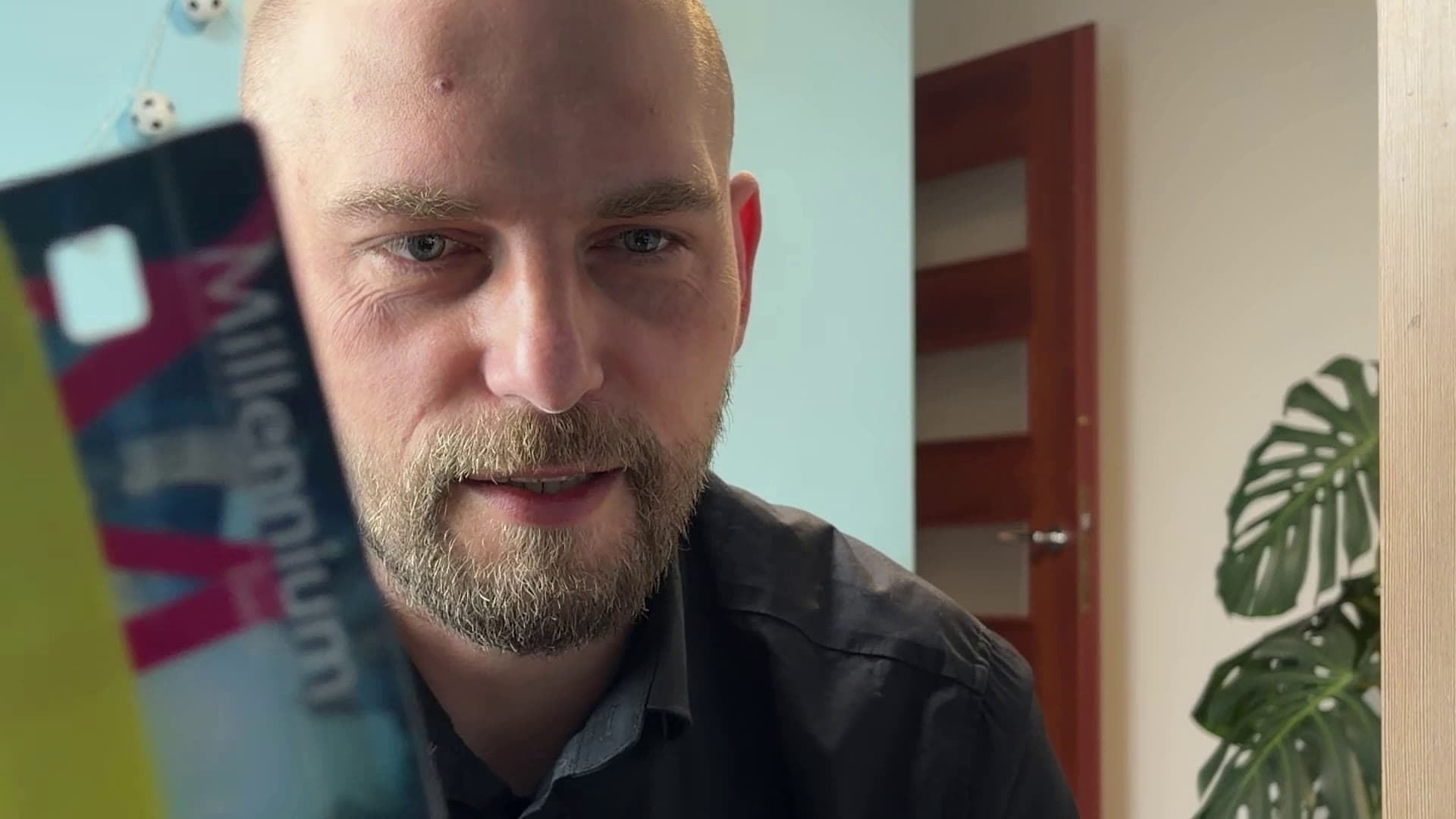 Stara, nieaktywna karta bankomatowa z wyciętym chipem procesora i widoczną anteną wokół niego
