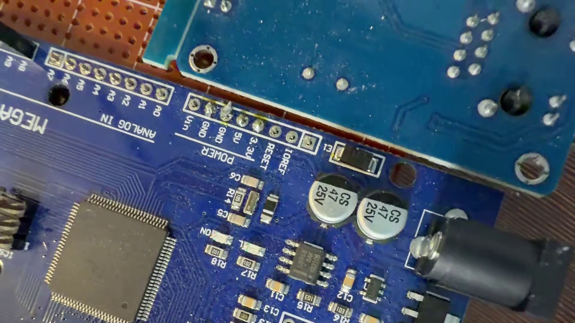Domowy zlepek: płytka Arduino z procesorem ATmega i dolutowanym kabelkami modułem Ethernet