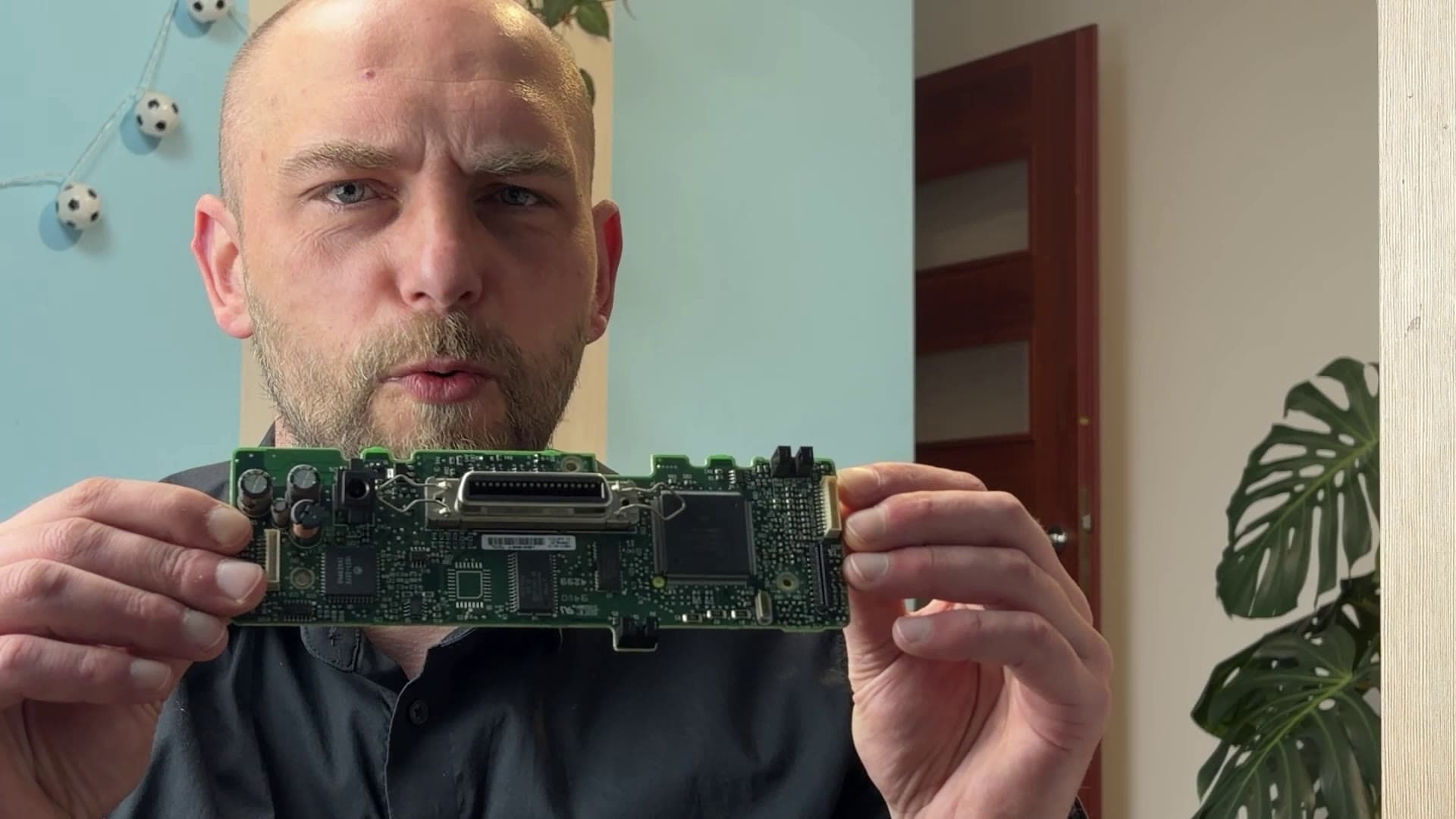 Zielona płytka sterownika drukarki HP DeskJet 710C ze złączem równoległym i kilkoma układami scalonymi